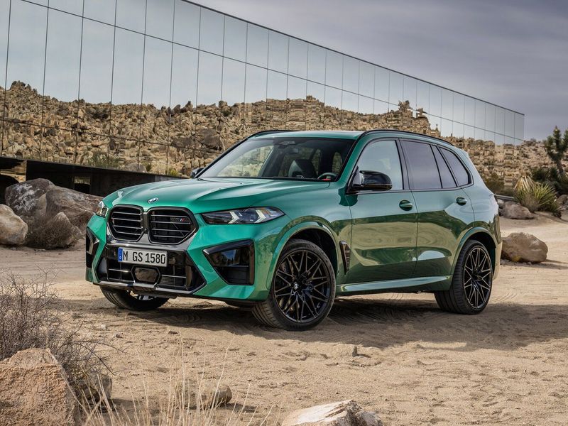 BMW X5 M عملية فيس ليفت III (F95)، دفع رباعي 5 أبواب — منظر أمامي بزاوية ثلاثة أرباع