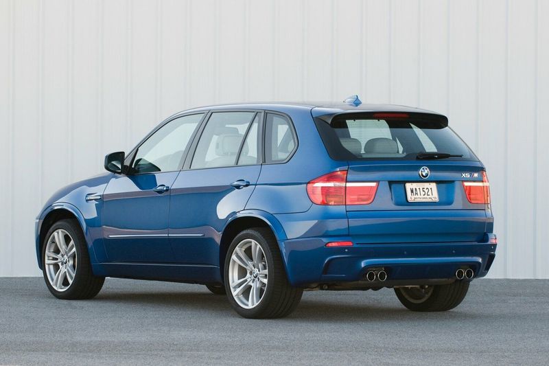 BMW X5 M I (E70)، دفع رباعي 5 أبواب — منظر خلفي أيمن