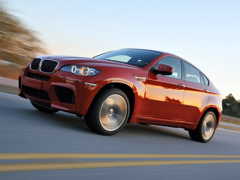 BMW X6 M ط (E71)، دفع رباعي 5 أبواب — منظر أمامي أيسر