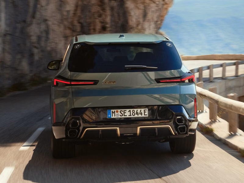 BMW XM، دفع رباعي 5 أبواب — منظر خلفي