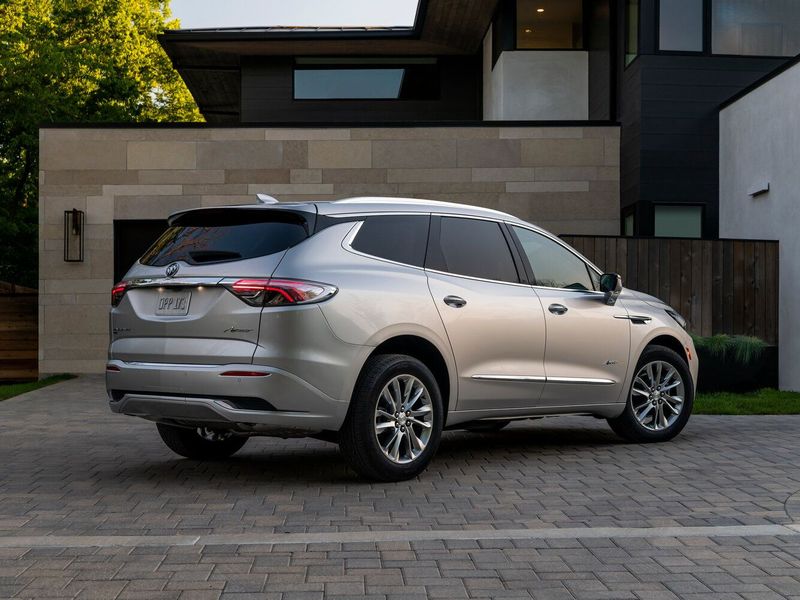 Buick Enclave II Рестайлинг, Внедорожник 5 дв. — вид сзади в три четверти