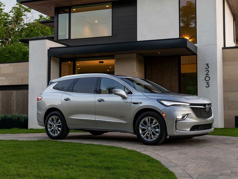 Buick Enclave II Рестайлинг, Внедорожник 5 дв. — вид спереди в три четверти