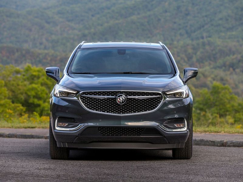 Buick Enclave ثانياً، دفع رباعي 5 أبواب — منظر أمامي