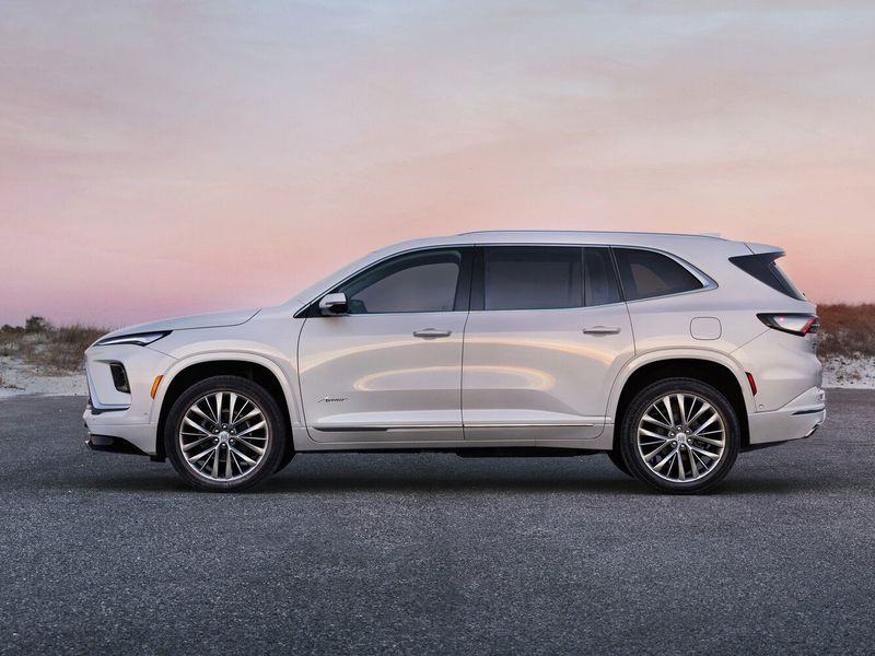 Buick Enclave ثالثاً، دفع رباعي 5 أبواب — منظر من الجانب الأيسر