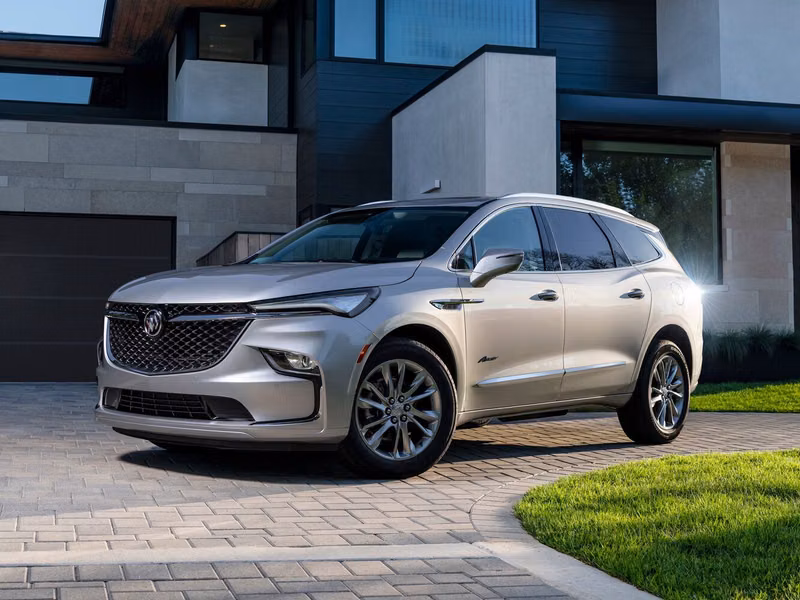 Buick Enclave II Рестайлинг, Внедорожник 5 дв. — вид спереди в три четверти