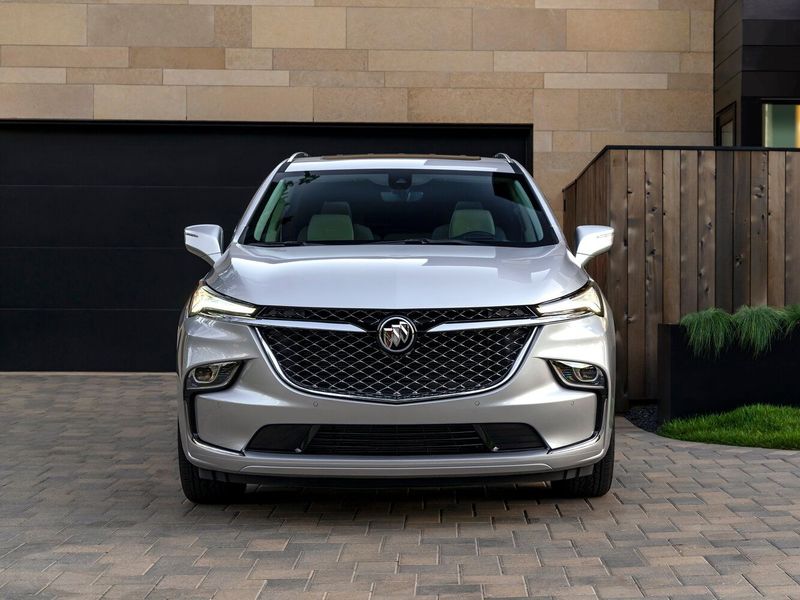 Buick Enclave II Рестайлинг, Внедорожник 5 дв. — вид спереди