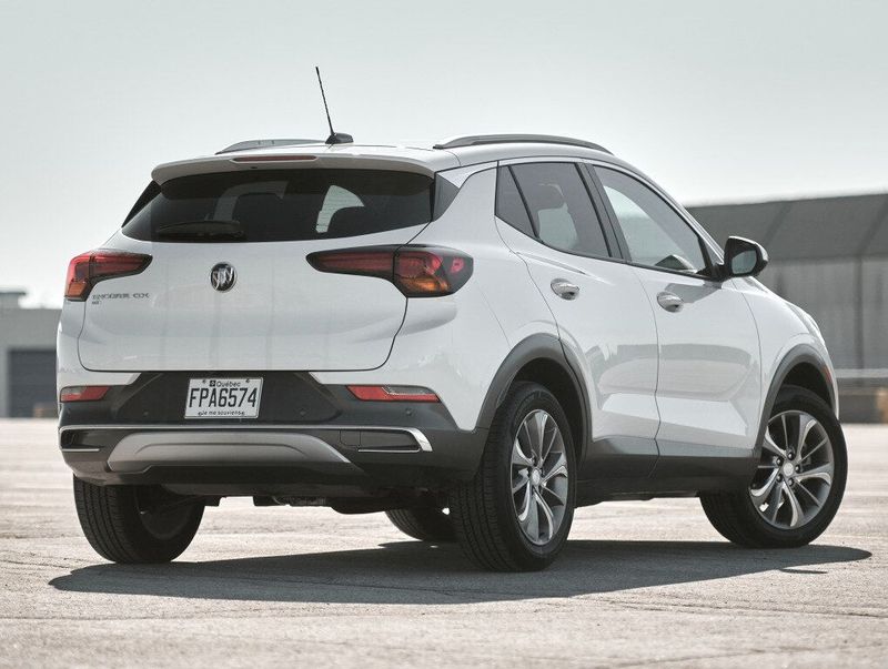 Buick Encore GX، دفع رباعي 5 أبواب — منظر خلفي بزاوية ثلاثة أرباع