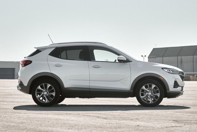 Buick Encore GX، دفع رباعي 5 أبواب — منظر من الجانب الأيمن