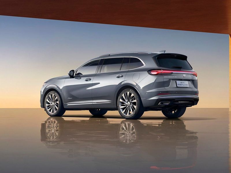 Buick Envision II Рестайлинг, Внедорожник 5 дв. Plus — вид сзади в три четверти