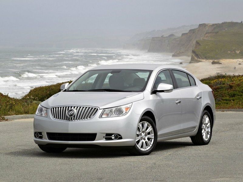 Buick LaCrosse ثانياً، سيدان — منظر أمامي أيمن