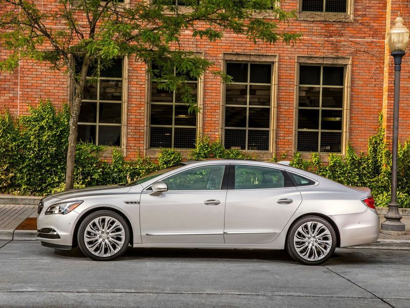 Buick LaCrosse ثالثاً، سيدان — منظر من الجانب الأيسر