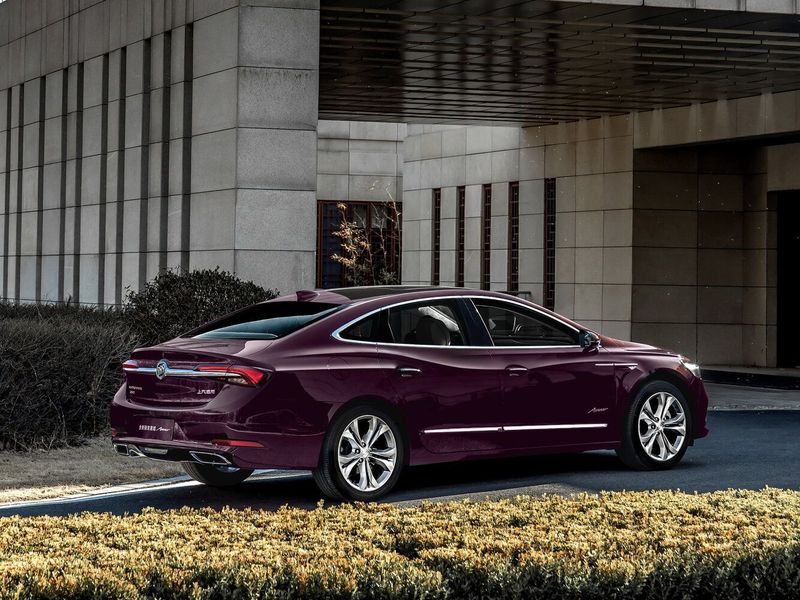 Buick LaCrosse III Рестайлинг, Седан — вид сзади в три четверти