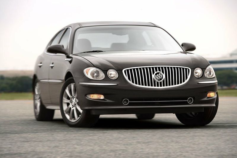 Buick LaCrosse I (North America), Седан — вид спереди слева