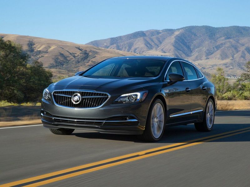 Buick LaCrosse ثالثاً، سيدان — منظر أمامي أيمن