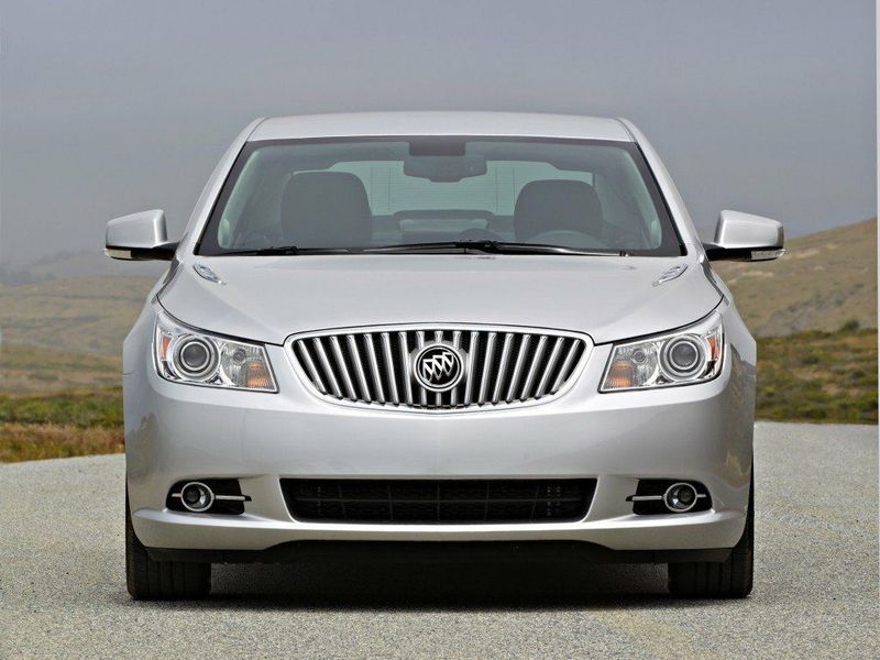 Buick LaCrosse ثانياً، سيدان — منظر أمامي