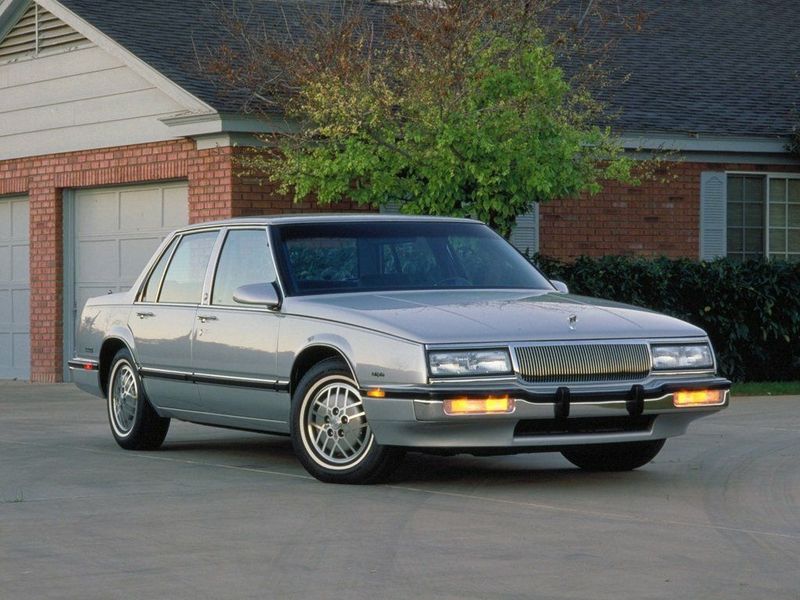 Buick LeSabre سادساً، سيدان — منظر أمامي أيمن
