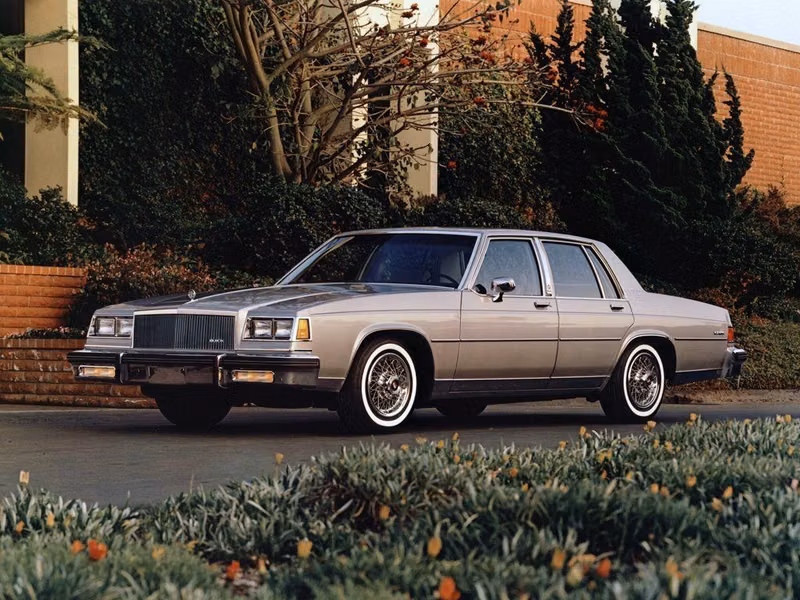 Buick LeSabre V، سيدان — منظر أمامي أيسر