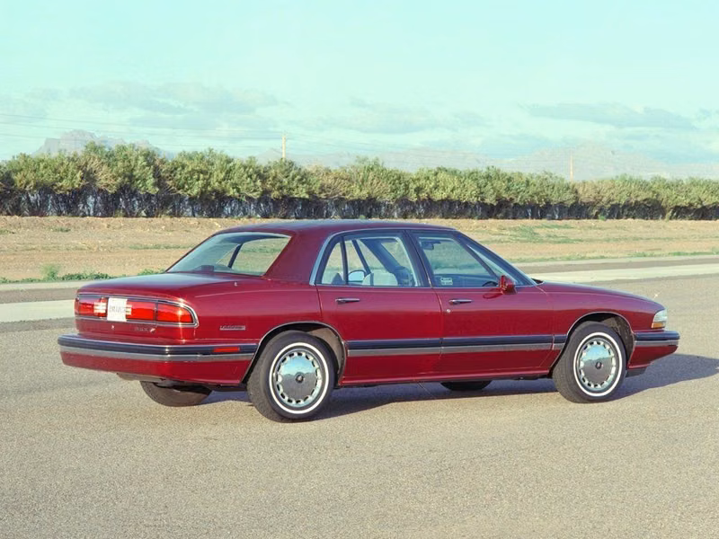 Buick LeSabre سابعاً، سيدان — منظر خلفي أيمن