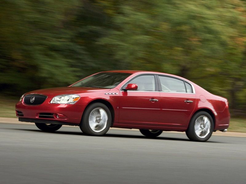 Buick Lucerne I، سيدان — منظر أمامي أيمن