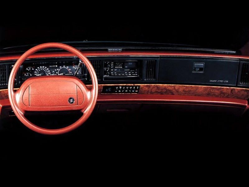 Buick Park Avenue I، سيدان — لوحة القيادة