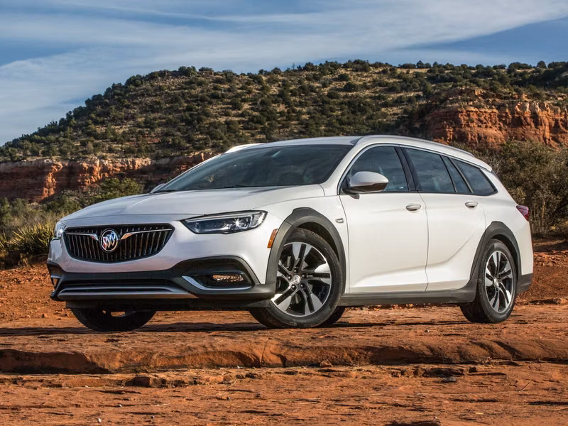 Buick Regal VI, Универсал 5 дв. — вид спереди справа