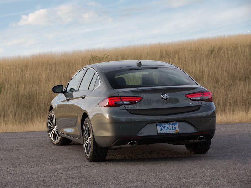 Buick Regal سادساً، ليفتباك — منظر خلفي أيسر