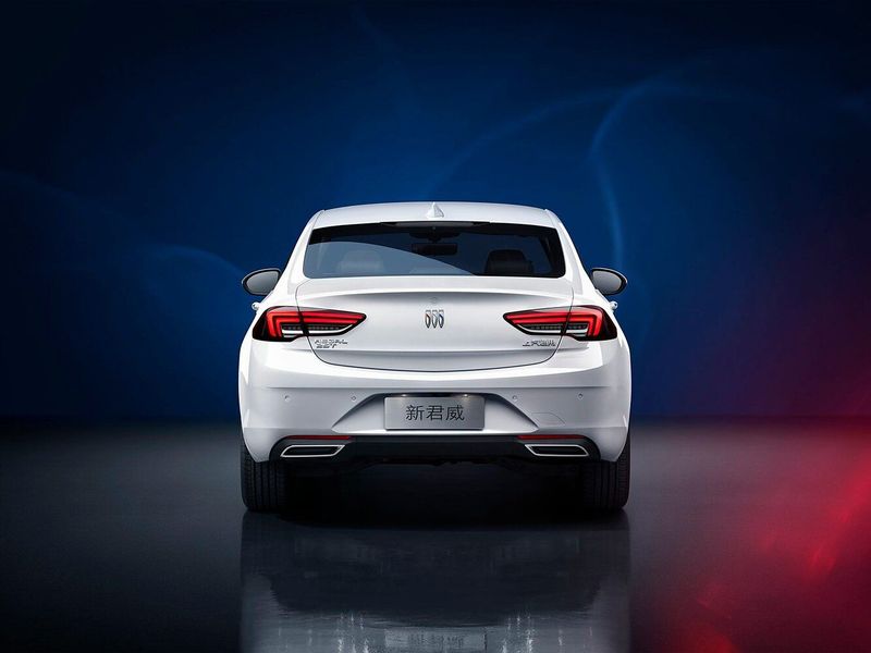 Buick Regal عملية فيس ليفت السادس 2، سيدان — منظر خلفي