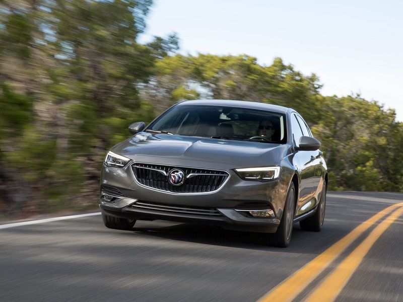 Buick Regal سادساً، ليفتباك — منظر أمامي أيمن