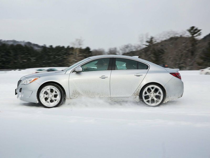 Buick Regal فيس ليفت V، سيدان — منظر من الجانب الأيسر