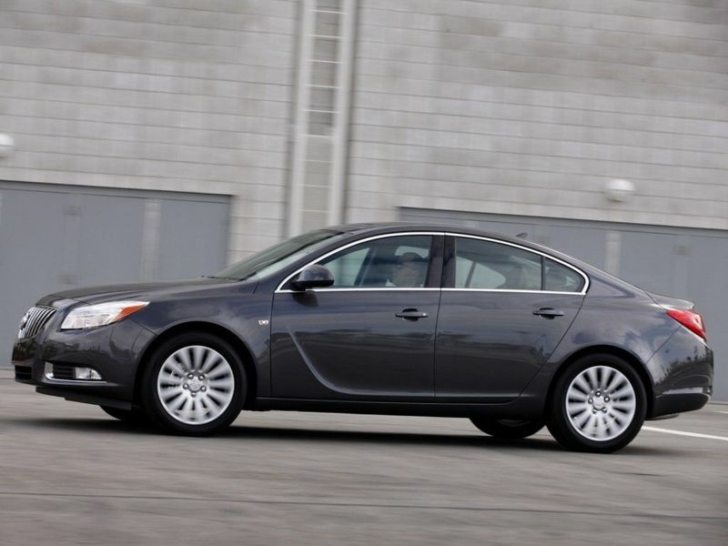 Buick Regal V، سيدان — منظر من الجانب الأيسر