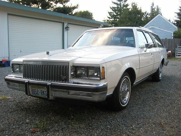 Buick Regal II, Универсал 5 дв. — вид спереди справа