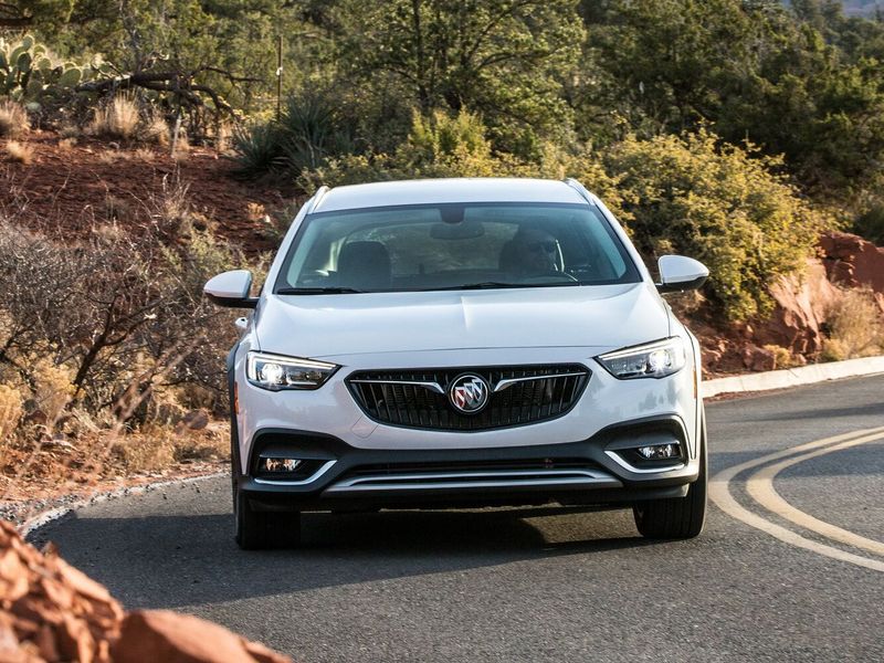Buick Regal VI, Универсал 5 дв. — вид спереди