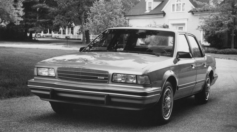 Buick Regal Japan, Седан — вид спереди в три четверти