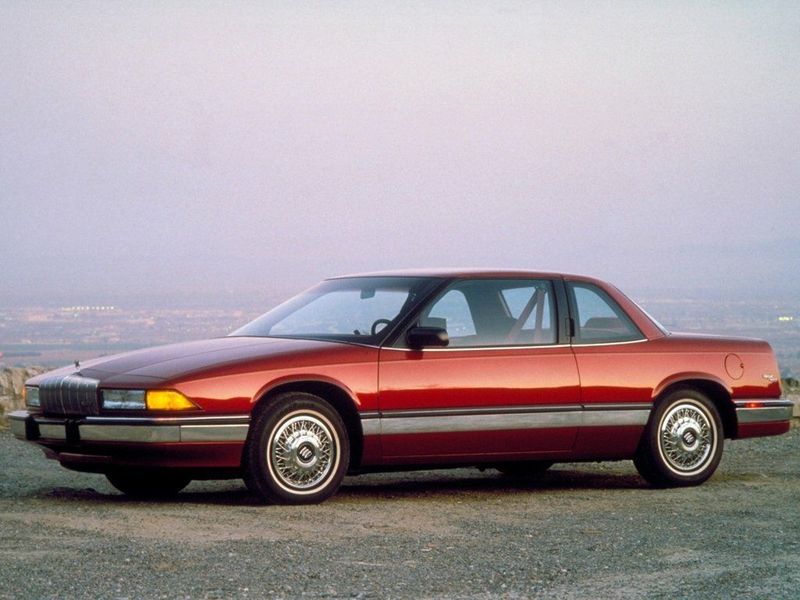 Buick Regal III, Купе — вид спереди справа