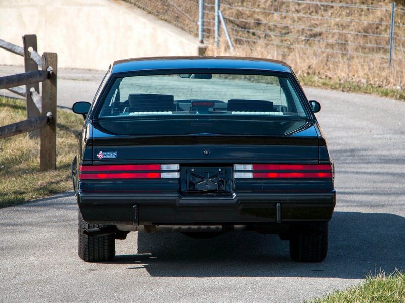 Buick Regal ثانياً، كوبيه — منظر خلفي