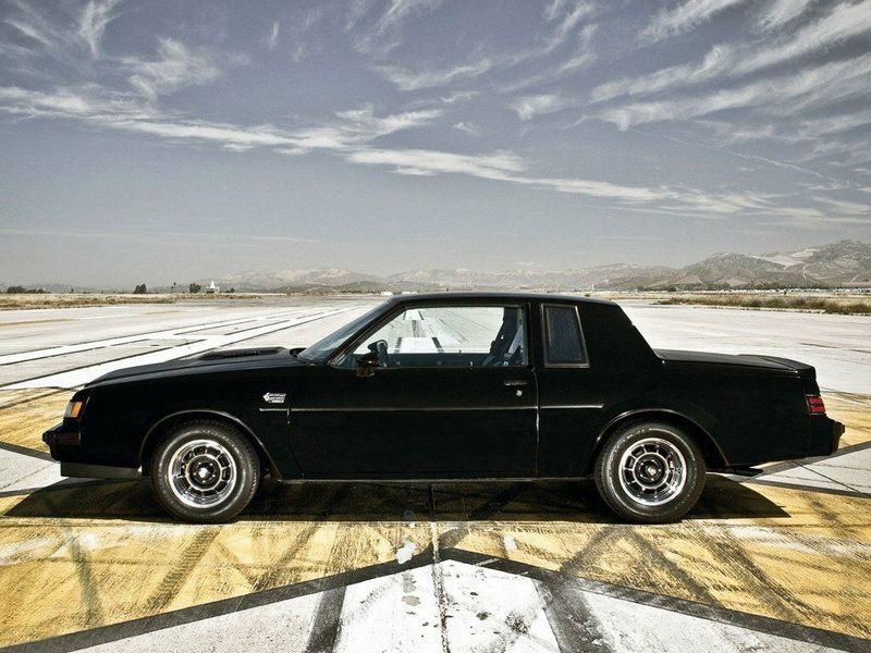 Buick Regal ثانياً، كوبيه — منظر من الجانب الأيسر