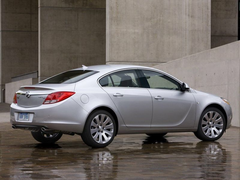Buick Regal V، سيدان — منظر خلفي أيمن