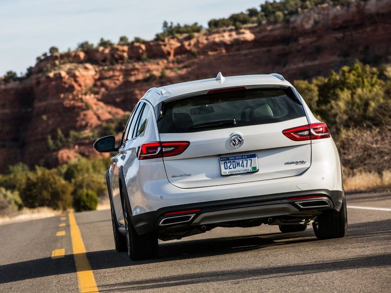 Buick Regal VI, Универсал 5 дв. — вид сзади слева