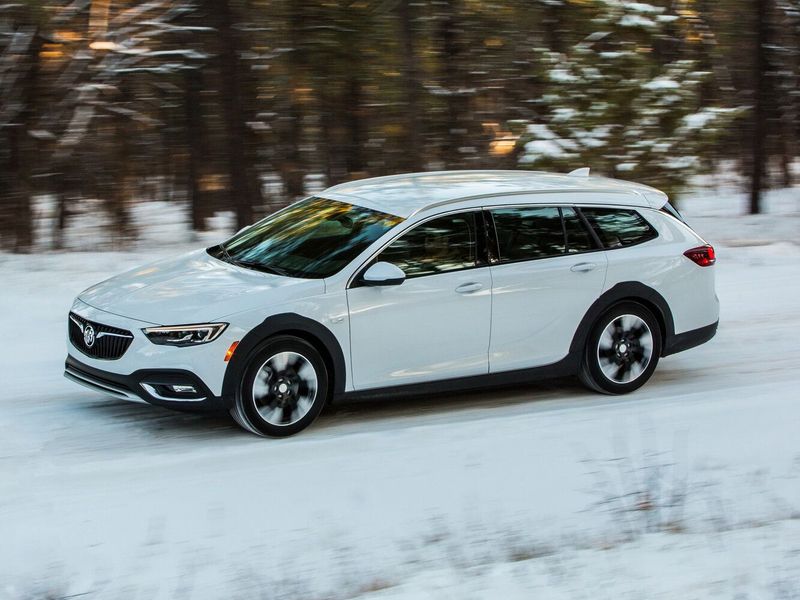 Buick Regal VI, Универсал 5 дв. — вид спереди справа