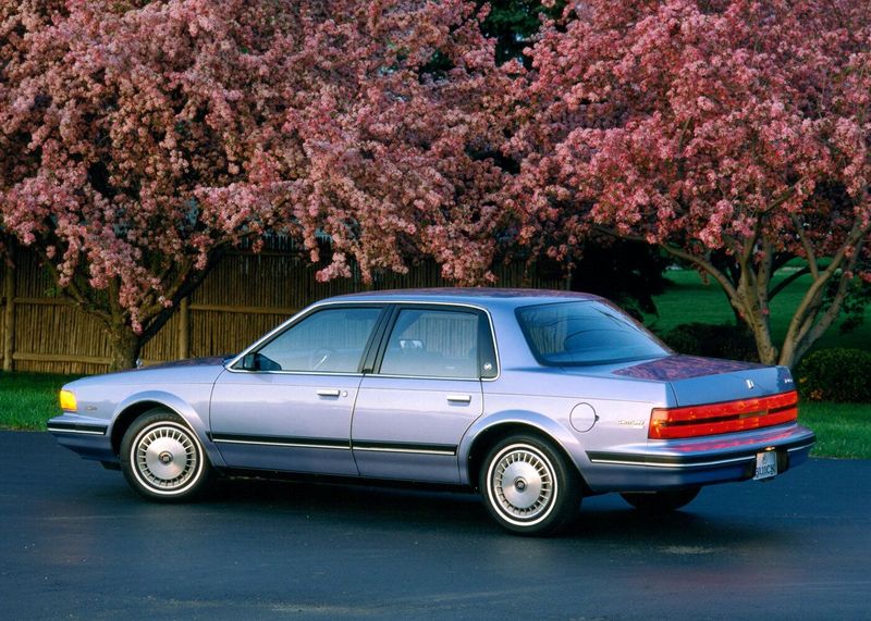 Buick Regal Japan, Седан — вид сзади слева