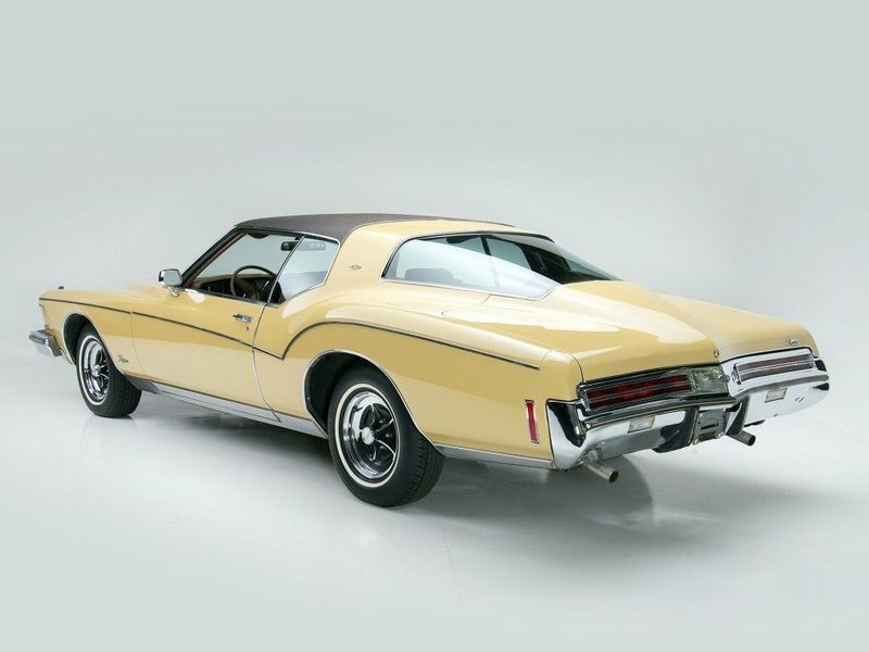 Buick Riviera ثالثاً، كوبيه — منظر خلفي أيمن