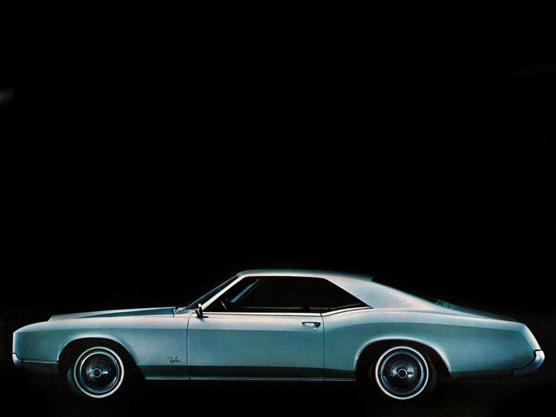 Buick Riviera ثانياً، كوبيه — منظر من الجانب الأيسر