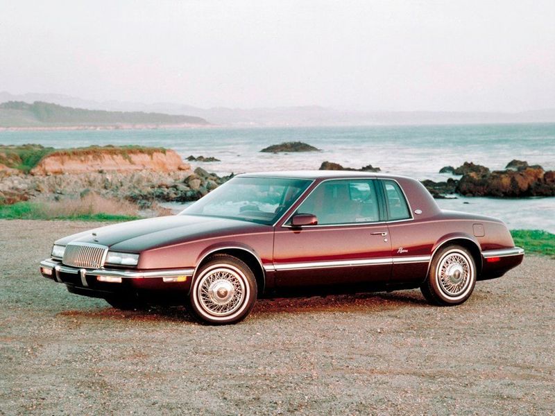 Buick Riviera سابعاً، كوبيه — منظر أمامي أيمن