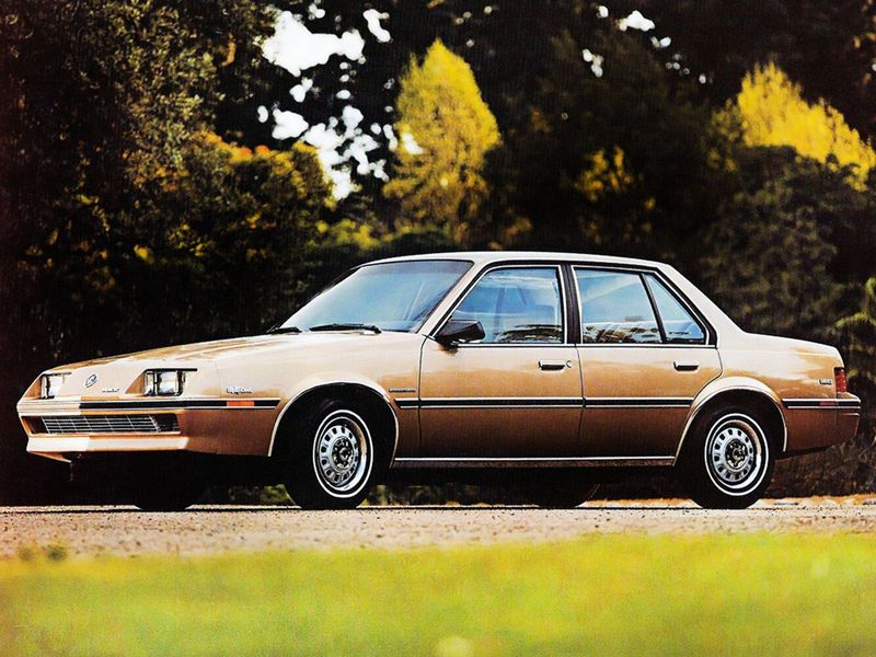 Buick Skyhawk ثانياً، سيدان — منظر أمامي بزاوية ثلاثة أرباع