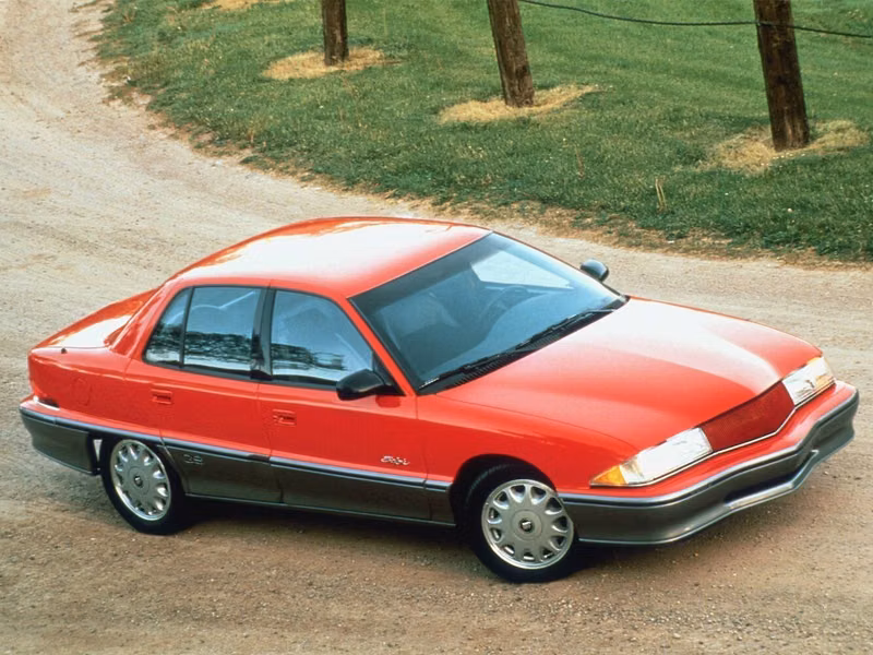 Buick Skylark تاسعًا، سيدان — منظر أمامي أيمن