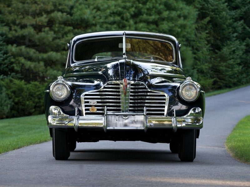 Buick Super، سيدان — منظر أمامي
