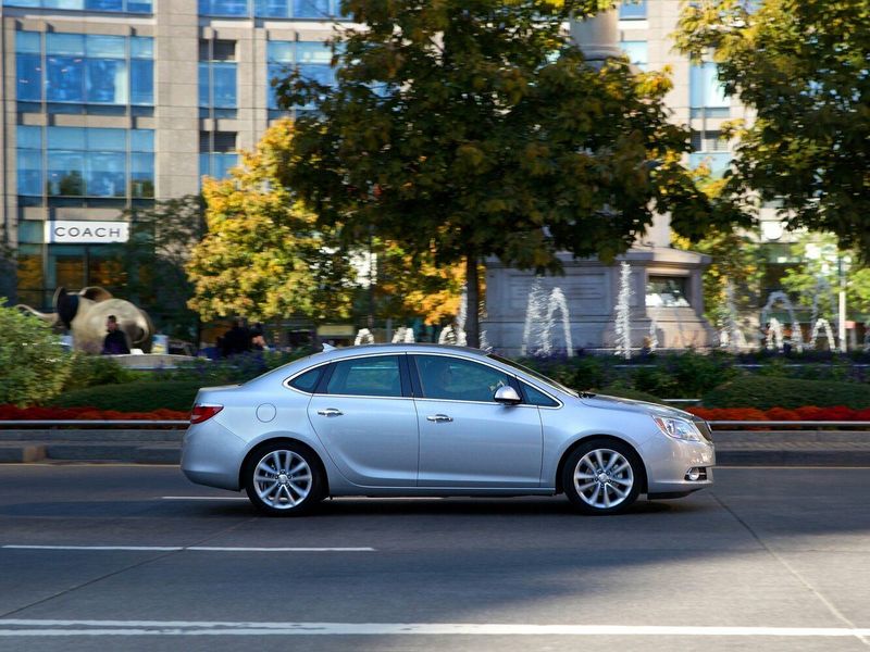 Buick Verano I, Седан — вид справа