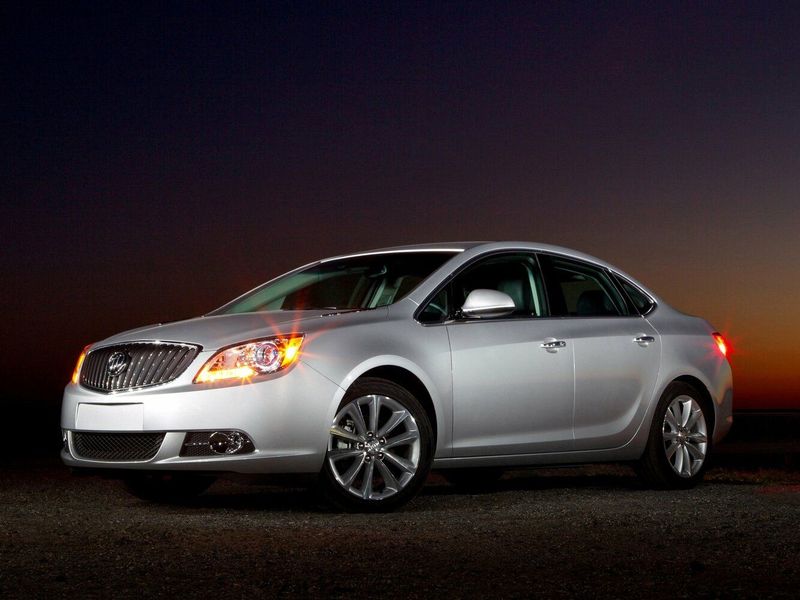 Buick Verano I, Седан — вид спереди слева