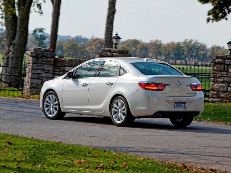Buick Verano I, Седан — вид сзади справа