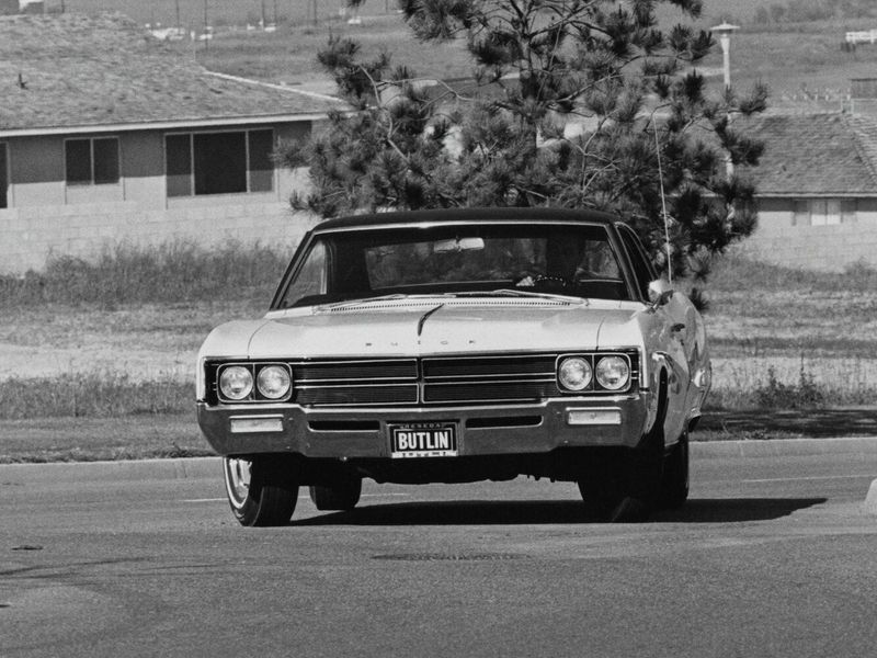 Buick Wildcat ثانياً، كوبيه - سقف صلب — منظر أمامي أيمن